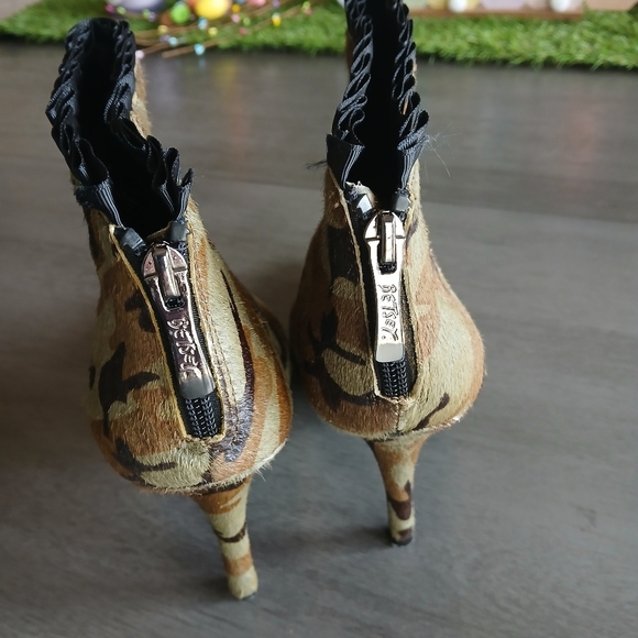 Betsy Johnson Calf Hair Camo Boots Luke New Size 8 - Picture 4 of 6